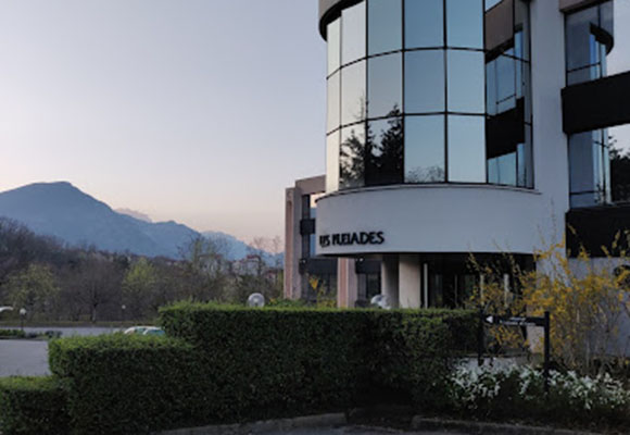 Entr&eacute;e du b&acirc;timent Les Pl&eacute;&iuml;ades